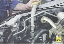 Зняття та встановлення бачка та насосів омивачів вітрового скла та фар Nissan Primera 2001 встановлення
