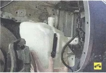 Зняття та встановлення бачка та насосів омивачів вітрового скла та фар Nissan Primera 2001 зняття