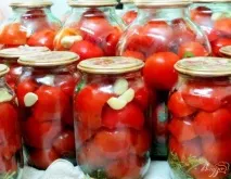 Заготовки на зиму мариновані помідори. банки