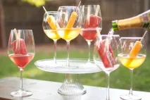 11 несподіваних способів використати вино на весіллі способів