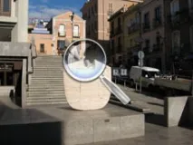 містом