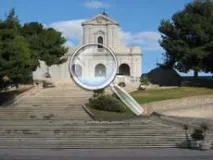 містом