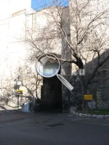містом