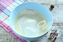 Кекс з вишнею в силіконових формах кекс