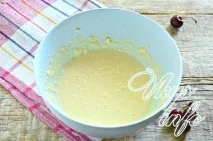 Кекс з вишнею в силіконових формах кекс