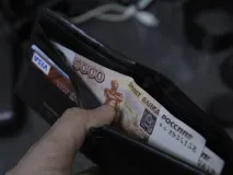 Міграційний чиновник з Ясенєва вимагав гроші за влаштування на роботу відставних силовиків гроші