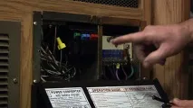Чому при включенні холодильника вибиває пробки вибиває