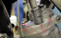 Заміна поршня та поршневих кілець на двотактному кросовому мотоциклі Honda CR125 поршневих