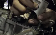 Заміна поршня та поршневих кілець на двотактному кросовому мотоциклі Honda CR125 поршневих