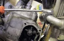 Заміна поршня та поршневих кілець на двотактному кросовому мотоциклі Honda CR125 заміна