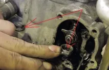 Заміна поршня та поршневих кілець на двотактному кросовому мотоциклі Honda CR125 поршневих