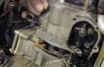 Заміна поршня та поршневих кілець на двотактному кросовому мотоциклі Honda CR125 поршня