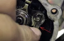 Заміна поршня та поршневих кілець на двотактному кросовому мотоциклі Honda CR125 поршневих