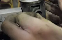 Заміна поршня та поршневих кілець на двотактному кросовому мотоциклі Honda CR125 поршневих
