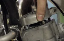 Заміна поршня та поршневих кілець на двотактному кросовому мотоциклі Honda CR125 заміна