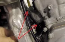 Заміна поршня та поршневих кілець на двотактному кросовому мотоциклі Honda CR125 поршня