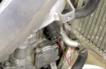Заміна поршня та поршневих кілець на двотактному кросовому мотоциклі Honda CR125 заміна