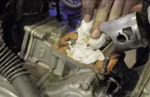 Заміна поршня та поршневих кілець на двотактному кросовому мотоциклі Honda CR125 заміна
