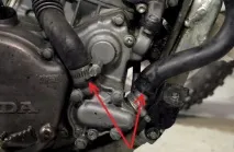 Заміна поршня та поршневих кілець на двотактному кросовому мотоциклі Honda CR125 поршня