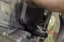 Заміна поршня та поршневих кілець на двотактному кросовому мотоциклі Honda CR125 поршня