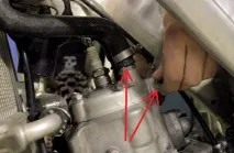 Заміна поршня та поршневих кілець на двотактному кросовому мотоциклі Honda CR125 поршневих