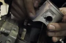 Заміна поршня та поршневих кілець на двотактному кросовому мотоциклі Honda CR125 поршневих