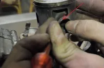 Заміна поршня та поршневих кілець на двотактному кросовому мотоциклі Honda CR125 заміна