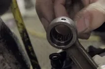 Заміна поршня та поршневих кілець на двотактному кросовому мотоциклі Honda CR125 поршневих