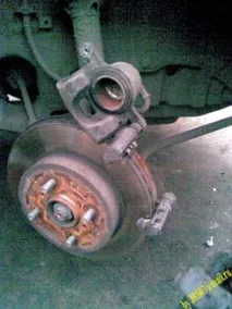 Заміна передніх гальмівних колодок на Suzuki Swift колодок