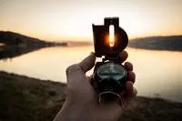 Як називається прилад для визначення сторін горизонту горизонту