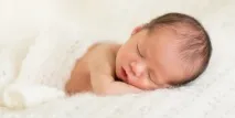 Коли можна класти новонародженого на живіт живіт
