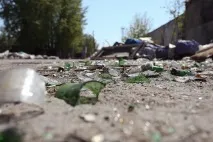 Люди на узбіччі, що залишилося від новосибірської барахолки - Новосибірськ залишилося