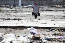 Люди на узбіччі, що залишилося від новосибірської барахолки - Новосибірськ залишилося