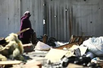 Люди на узбіччі, що залишилося від новосибірської барахолки - Новосибірськ люди
