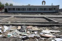 Люди на узбіччі, що залишилося від новосибірської барахолки - Новосибірськ люди