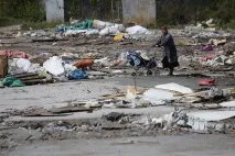 Люди на узбіччі, що залишилося від новосибірської барахолки - Новосибірськ узбіччі