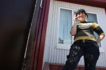 Люди на узбіччі, що залишилося від новосибірської барахолки - Новосибірськ узбіччі