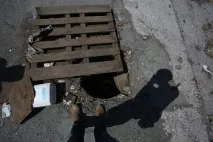 Люди на узбіччі, що залишилося від новосибірської барахолки - Новосибірськ залишилося