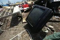 Люди на узбіччі, що залишилося від новосибірської барахолки - Новосибірськ люди