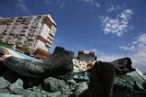 Люди на узбіччі, що залишилося від новосибірської барахолки - Новосибірськ залишилося