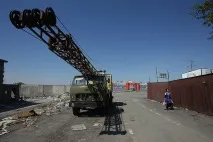 Люди на узбіччі, що залишилося від новосибірської барахолки - Новосибірськ люди
