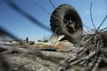 Люди на узбіччі, що залишилося від новосибірської барахолки - Новосибірськ люди