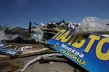 Люди на узбіччі, що залишилося від новосибірської барахолки - Новосибірськ люди