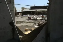 Люди на узбіччі, що залишилося від новосибірської барахолки - Новосибірськ люди
