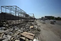 Люди на узбіччі, що залишилося від новосибірської барахолки - Новосибірськ узбіччі