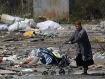 Люди на узбіччі, що залишилося від новосибірської барахолки - Новосибірськ узбіччі
