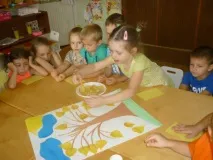 Майстер-клас з аплікації з листя «Осіннє дерево» у середній групі листя