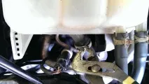 Зняття та заміна розширювального бачка в автомобілі Ford Focus 2 зняття
