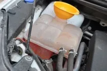 Зняття та заміна розширювального бачка в автомобілі Ford Focus 2 заміна