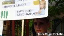 Тренери карате та їхні учні намагаються відстояти школу їхні